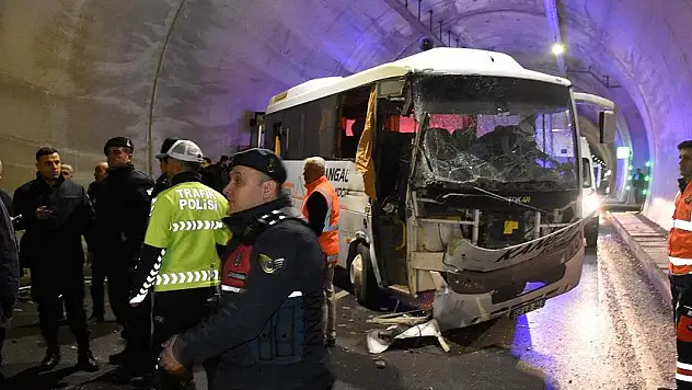 Sivas'ta midibüs, demir yüklü tırla çarpıştı: 14 yaralı