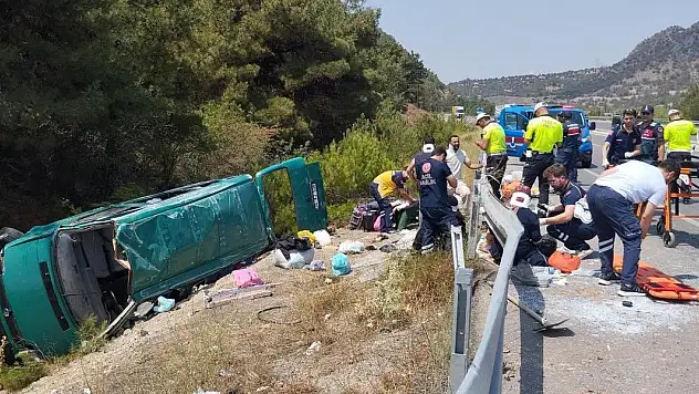 Sivas'ta minibüs devrildi: 13 yaralı