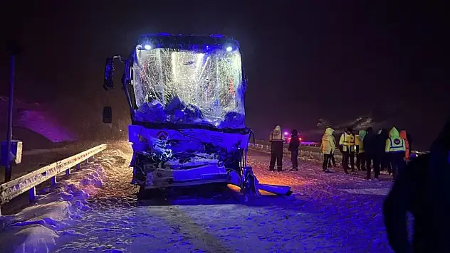 Sivas'ta otobüs tıra arkadan çarptı: 1 ölü, 29 yaralı
