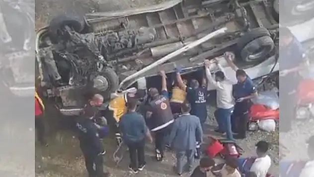 Sivas'ta tarım işçilerini taşıyan minibüs devrildi: 14 yaralı