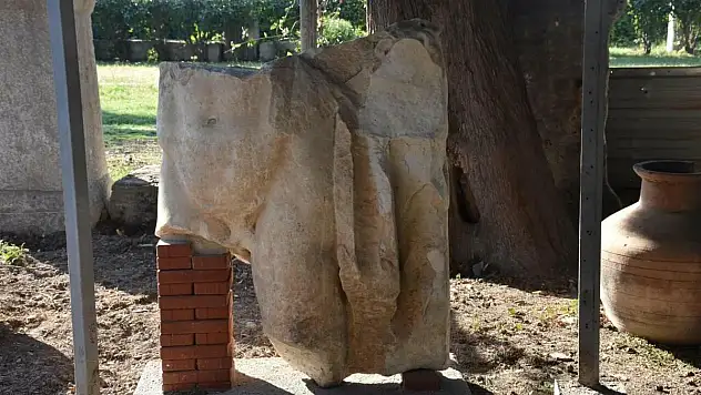 Smyrna Antik Kenti'nde 1800 yıllık heykel gövdesi bulundu!