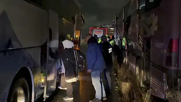 Şoförü kalp krizi geçiren tur otobüsü kaza yaptı
