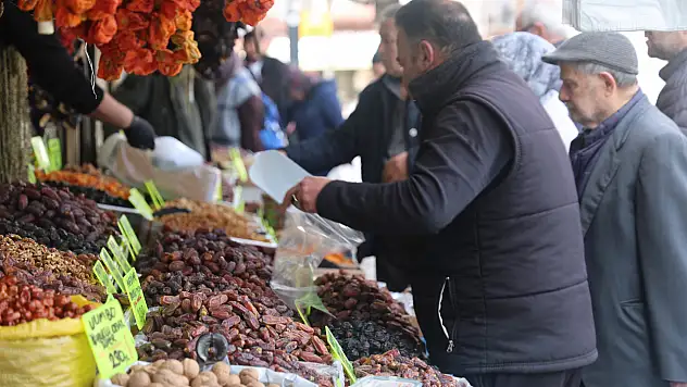 'Sofraların sultanı' tezgahta: Hurmanın taze olmasına ve menşeine dikkat!