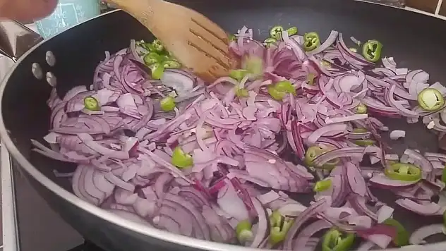Soğan kavururken yapılan hata. Meğer senelerce sağlığımızla oynuyormuşuz