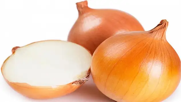 Soğanı ortadan ikiye yarınca geçiyor! Ne morluk kalacak ne kızarıklık, etkisi inanılmaz