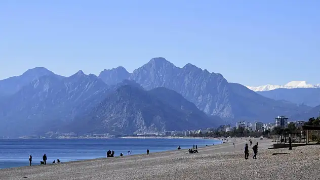 Soğuk hava Antalya'da da hissedildi, güneşe rağmen sahil boş kaldı