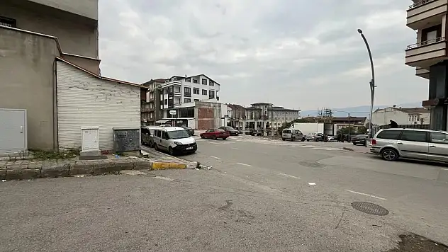 Sokak ortasında dini nikahlı eşinin boğazını kesti!