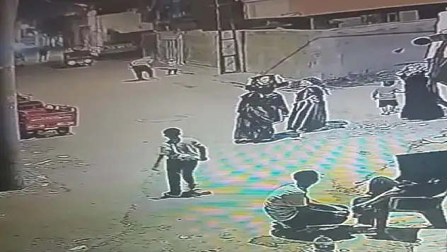 Sokakta oynayan çocukları gürültü yaptıkları gerekçesiyle darbetti