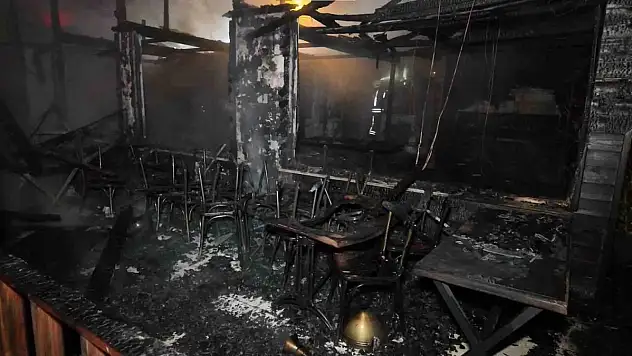 Şömineden çıkan yangın restoranı küle çevirdi