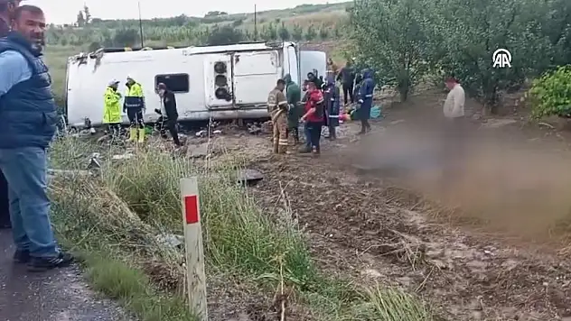Son dakika: Konya'dan çıkan gezi otobüsü devrildi! 4 ölü, 15 yaralı var!
