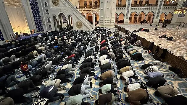 Son teravih namazında camiler doldu