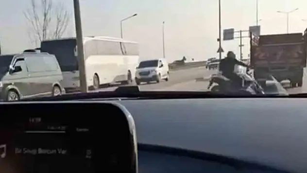 Sosyal medya için görüntü çekerken kazayı çekti