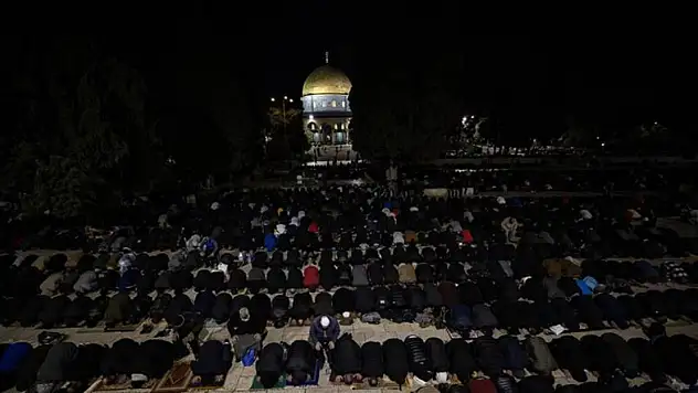 Soykırımcı İsrail, teravih namazı kılan Filistinlileri hedef aldı