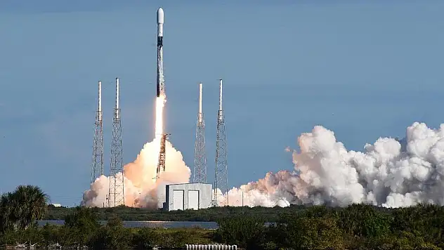 SpaceX, uzaya 23 Starlink ve 2 gözlem uydusu fırlattı