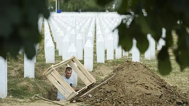 Srebrenitsa'da katledilen genç 30 yıl sonra toprağa veriliyor