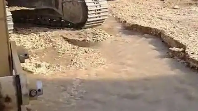 Su borusu patladı, caddeler göle döndü