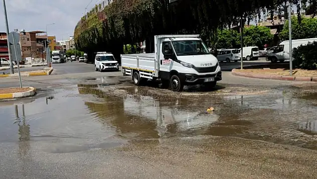 Su borusu patlayınca cadde göle döndü