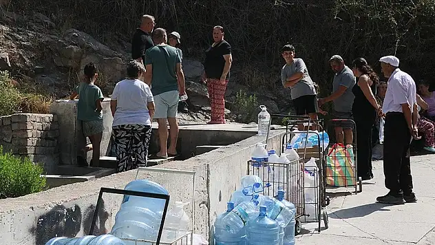 Su kesintisi yaşandı, vatandaşlar çeşmede kuyruk oluşturdu!