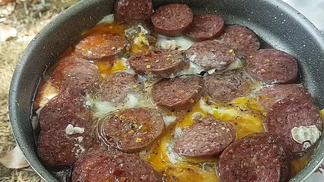 Sucuğunuz kuru mu oluyor? Otel aşçıları lezzetli sucuğu böyle pişiriyorlar...