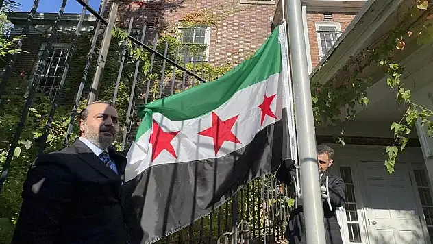Suriye bayrağı, Washington'da göndere çekildi