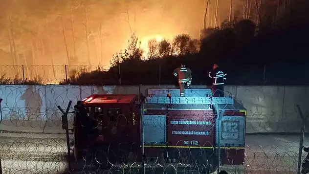Suriye sınırında alevlerle mücadele gece karanlığında devam ediyor