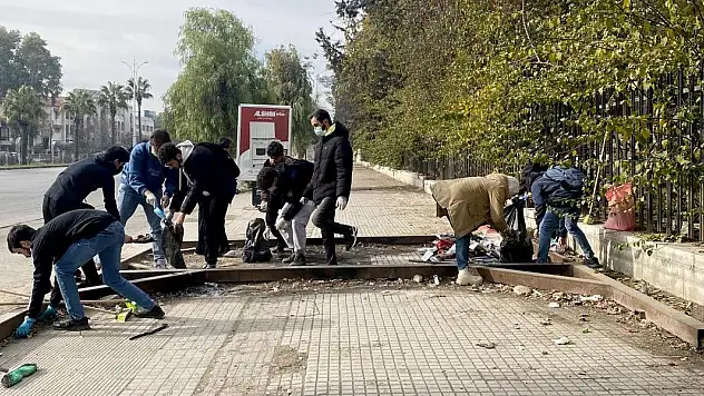 Suriye'nin başkenti Şam'da gönüllü gençler sokakları temizliyor