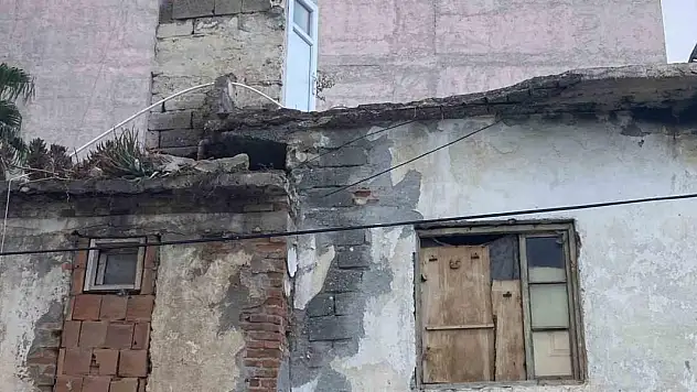 Sürücü 1,5 dakikayla kurtuldu, balkon aracın üzerine göçtü