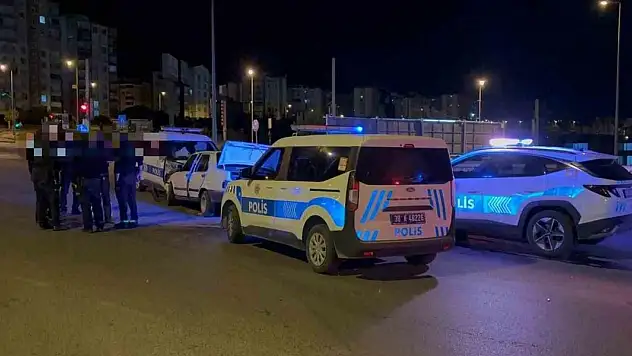 Sürücü polis otosuna çarptı: 2 polis memuru yaralı