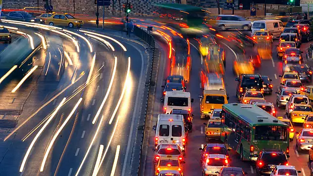 Sürücüler farkında bile değil: Trafikte bunları yapanın ehliyeti gidecek, cüzdanı boşalacak!