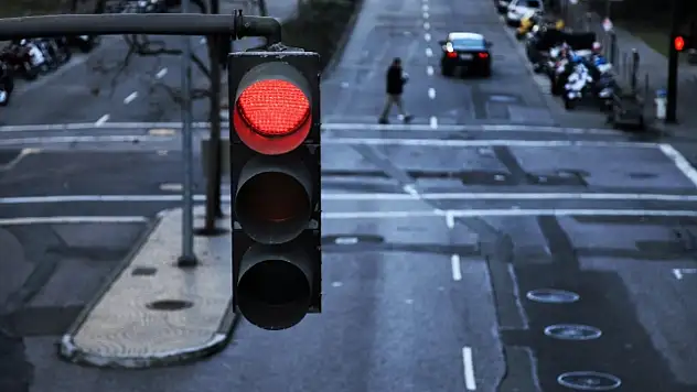 Sürücüler kamera sanıyordu ama gerçek başka çıktı! Trafikte 'siyah kutu' sırrı çözüldü!