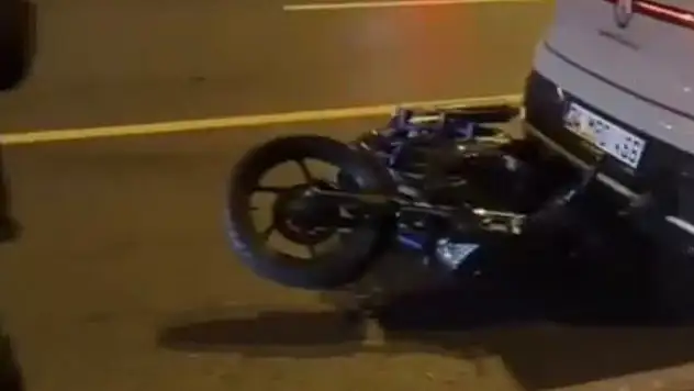 Sürücüsü düşen motosiklet sürüklenerek otomobile çarptı