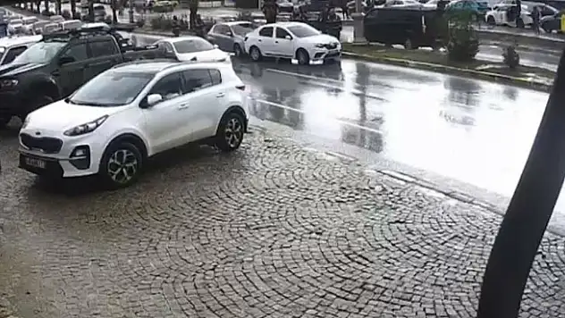 Sürücüsünün el frenini çekmeyi unuttuğu otomobil kazaya neden oldu!