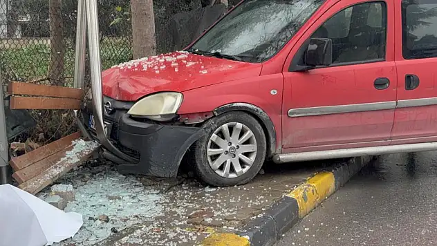Sürücüsüz Araç Durağa Çarptı