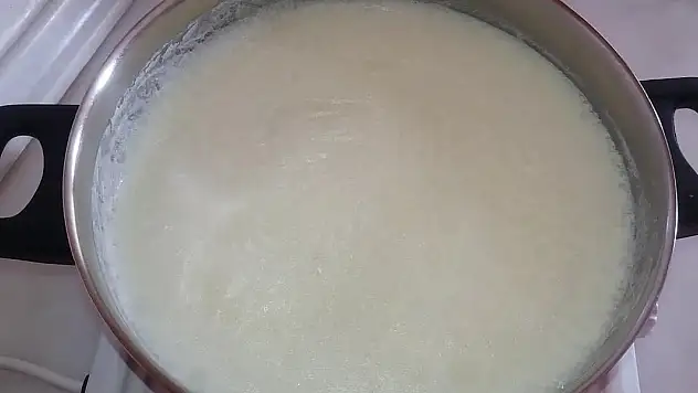 Süt kaynatırken aklınızda bulunsun! Bu tekniklerle süt asla taşmıyor ve dibi tutmuyor