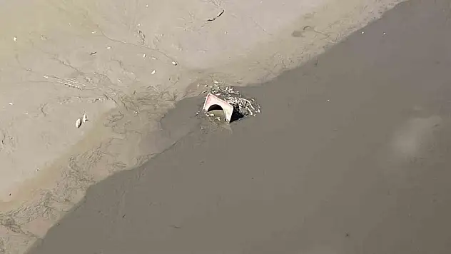Suyu azaltılan Porsuk Çayı'nda ilginç manzara