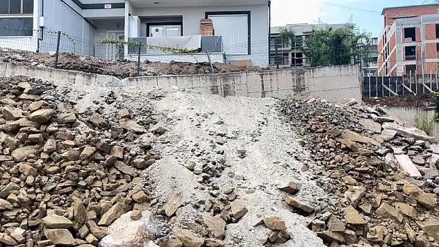 Tahliye edilen binanın önündeki istinat duvarına 'geçici dolgu'