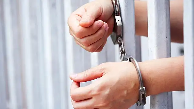 Tahliye olan arkadaşının çantasına saklanarak hapisten kaçtı
