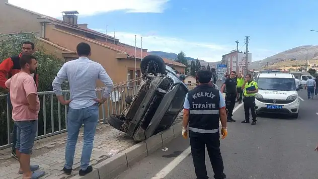 Takla atan araç kaldırımda yürüyen kadın ve çocuğa çarptı