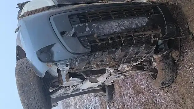 Takla atan hafif ticari araçtaki 4 kişi yaralanmadan kurtuldu