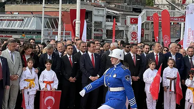 Taksim Meydanı'nda 19 Mayıs töreni