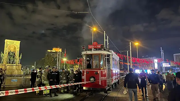 Taksim'de tramvayda yangın çıktı