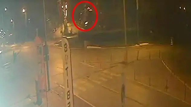 Tank anıtına çarpan otomobilden alev çıktı, o anlar kamerada