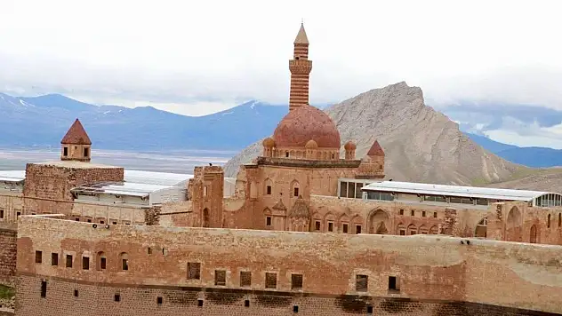 Tarihe ışık tutan İshak Paşa Sarayı, ziyaretçi akınına uğruyor
