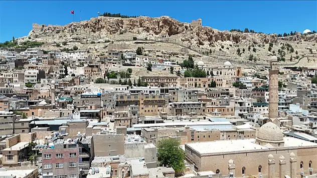 Tarihi kent Mardin'in dokusunu bozan betonarme binaların yıkımı sürüyor