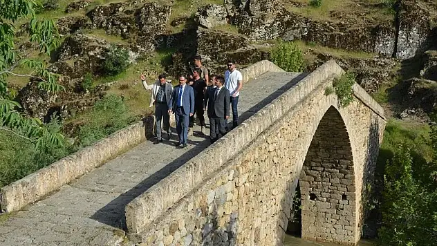 Tarihi Taş Köprü definecilerin hedefi oldu