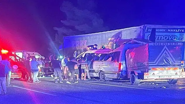 Tarım işçileri minibüsü TIR'a çarptı 3 ölü, 16 yaralı!