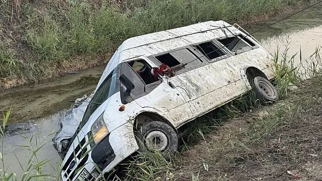 Tarım işçilerini taşıyan minibüs, sulama kanalına devrildi 18 yaralı