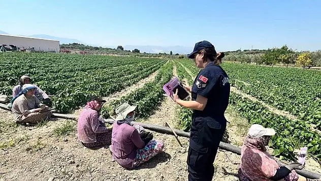 Tarım işçisi kadınlara KADES uygulaması yükletildi