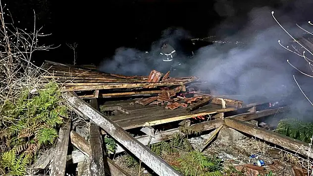 Tarlada çıkan yangın 2 barakayı küle çevirdi