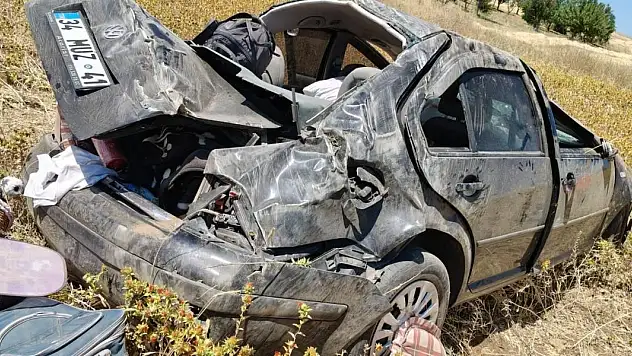 Tarlaya devrilen otomobildeki 3 kişi yaralandı